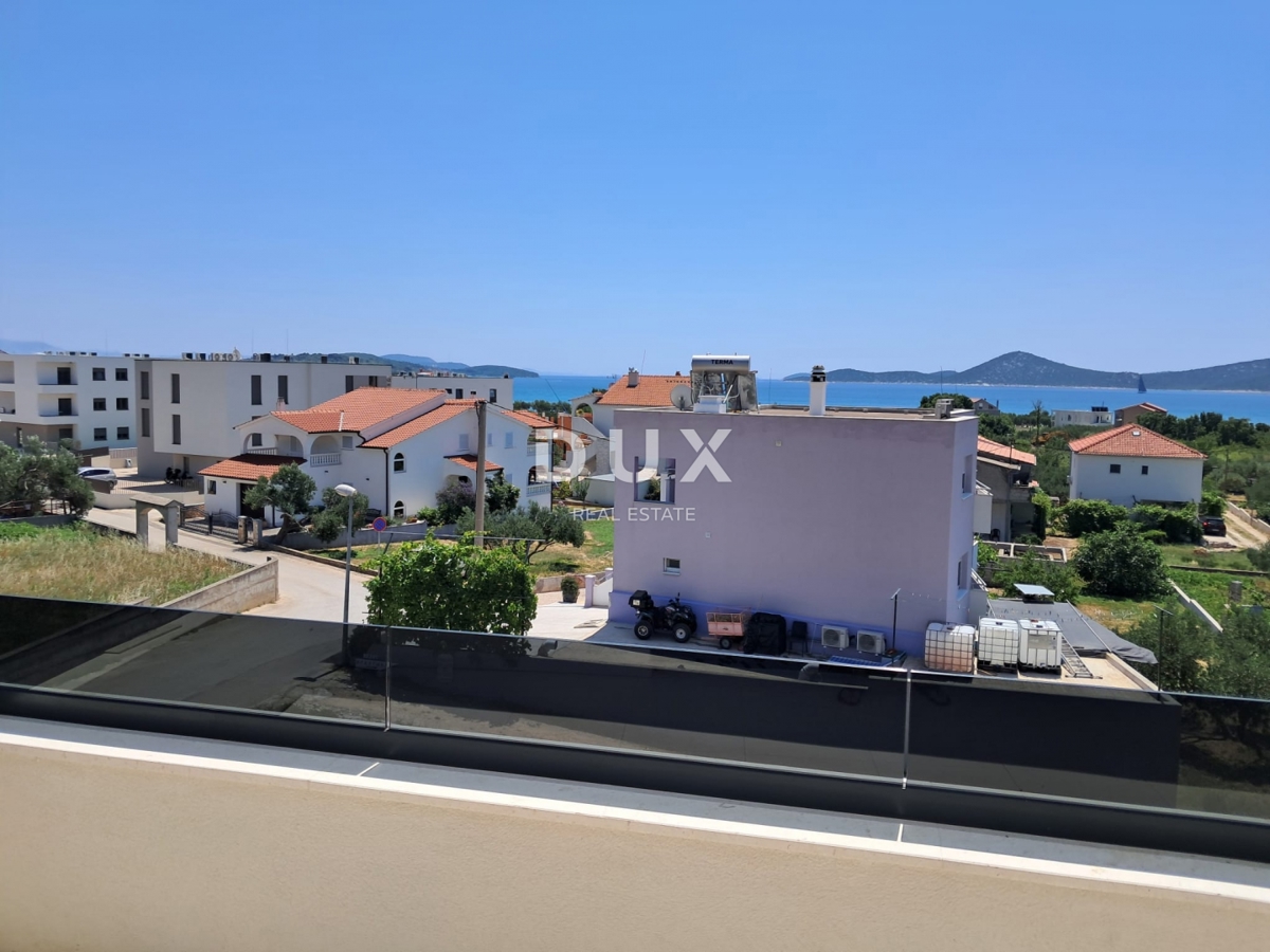 ŠIBENIK, VODICE - Appartamento al primo piano con terrazza e 2 posti auto