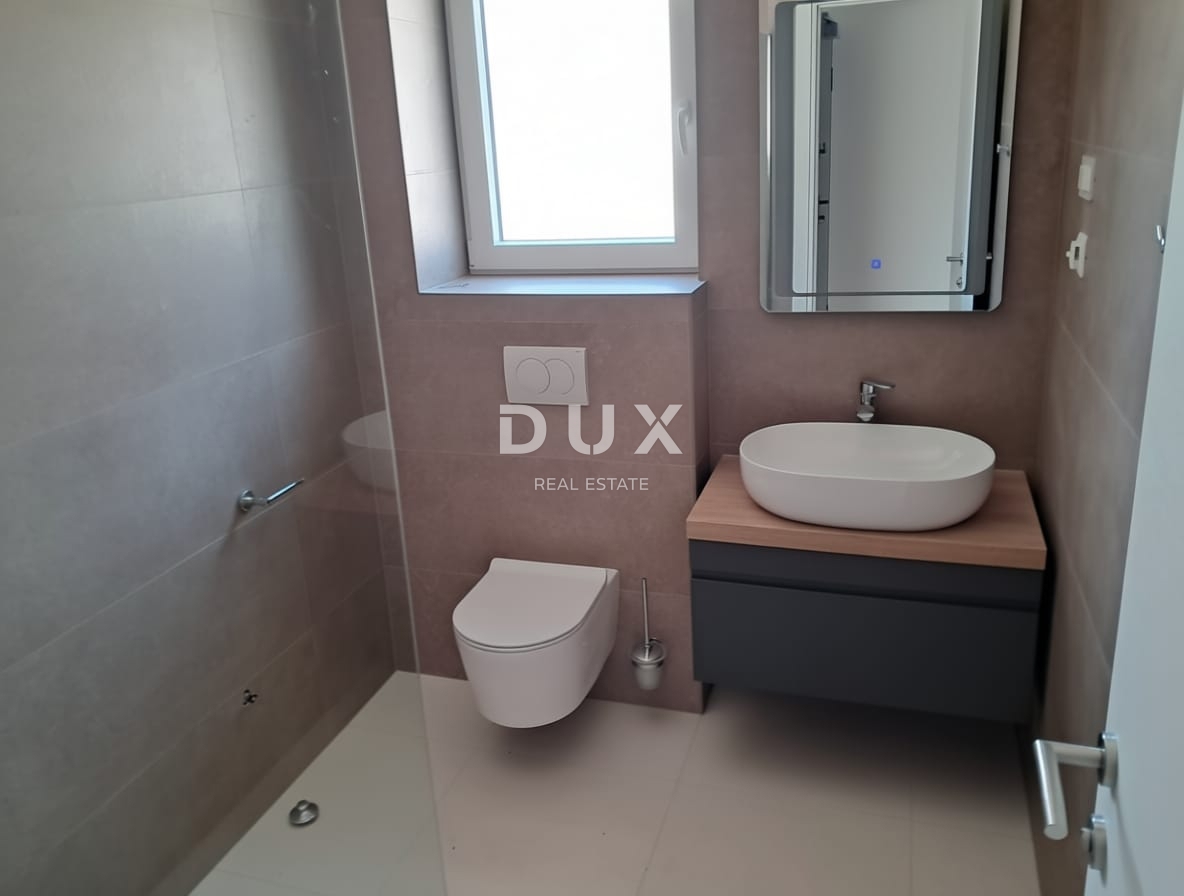 ŠIBENIK, VODICE - Appartamento al primo piano con terrazza e 2 posti auto