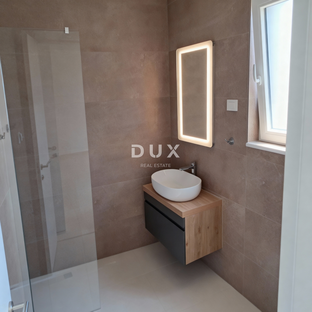 ŠIBENIK, VODICE - Appartamento al primo piano con terrazza e 2 posti auto