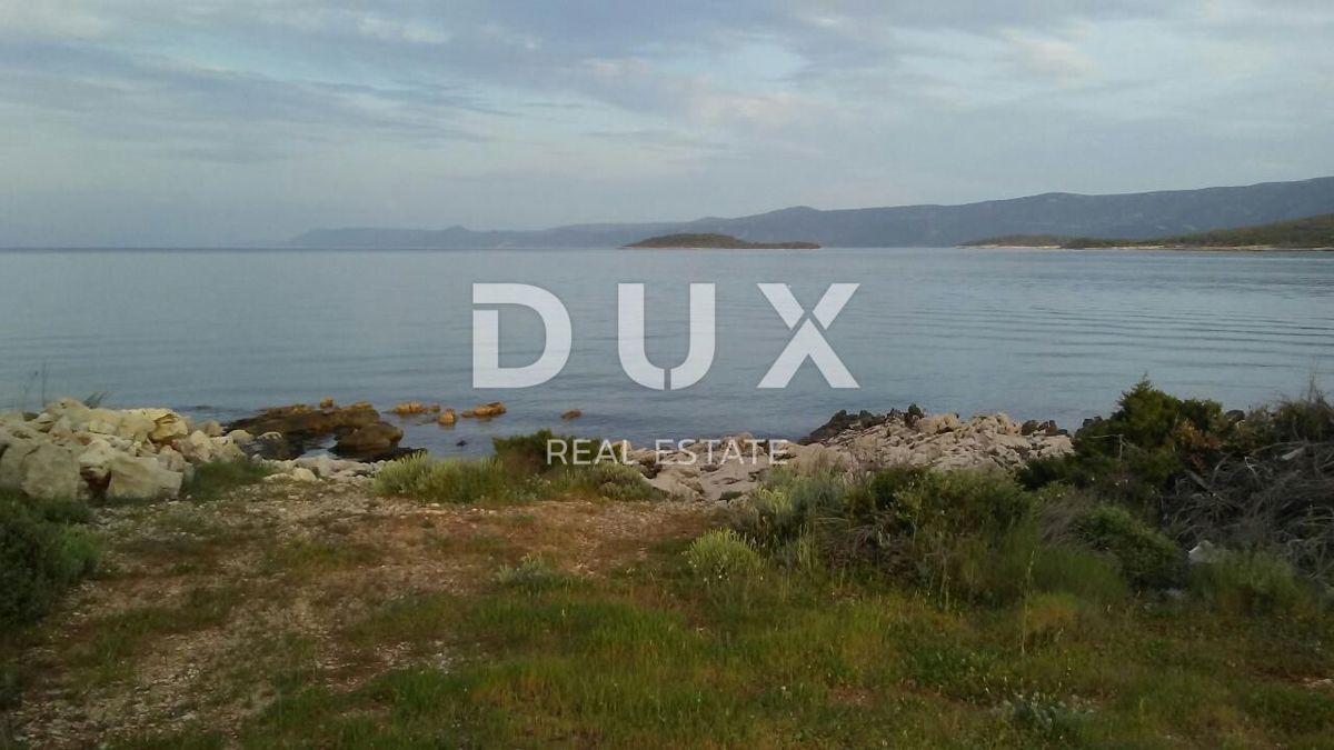 HVAR, CENTRO STORICO, VRBANJ - PRIMA FILA SUL MARE terreno di 11.950 m2 con terreno edificabile! OCCASIONE!