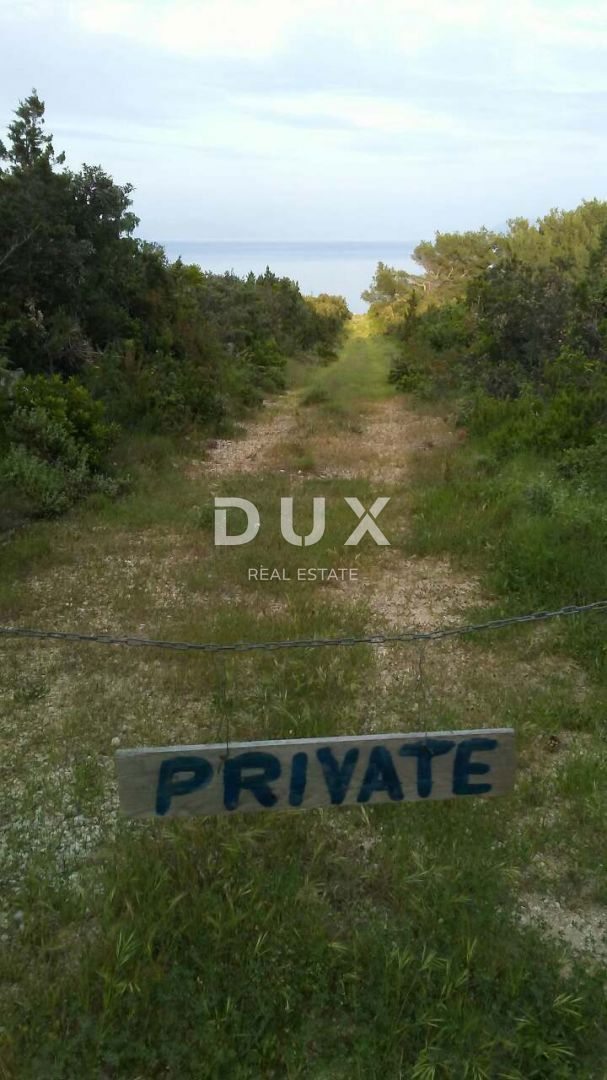 HVAR, CENTRO STORICO, VRBANJ - PRIMA FILA SUL MARE terreno di 11.950 m2 con terreno edificabile! OCCASIONE!