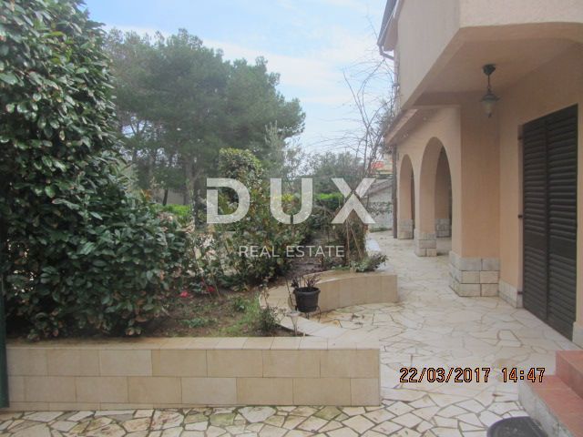 MALI LOŠINJ, ARTATORE - Casa con tre appartamenti e sviluppo turistico