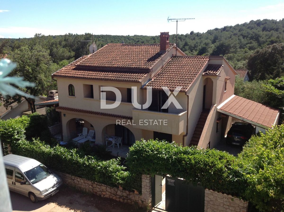 MALI LOŠINJ, ARTATORE - Casa con tre appartamenti e sviluppo turistico