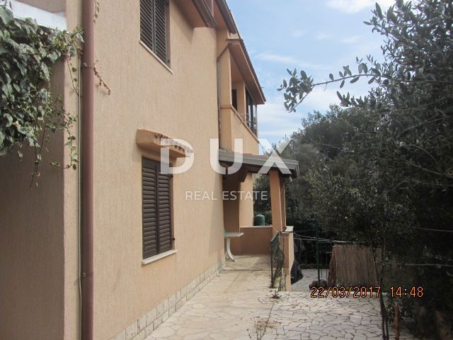 MALI LOŠINJ, ARTATORE - Casa con tre appartamenti e sviluppo turistico