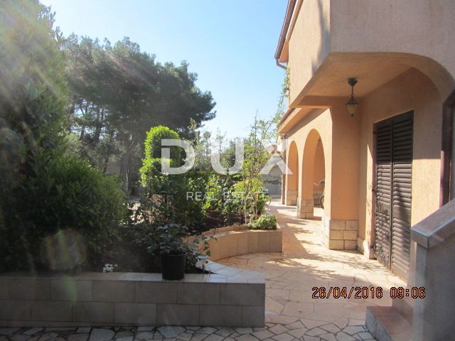 MALI LOŠINJ, ARTATORE - Casa con tre appartamenti e sviluppo turistico