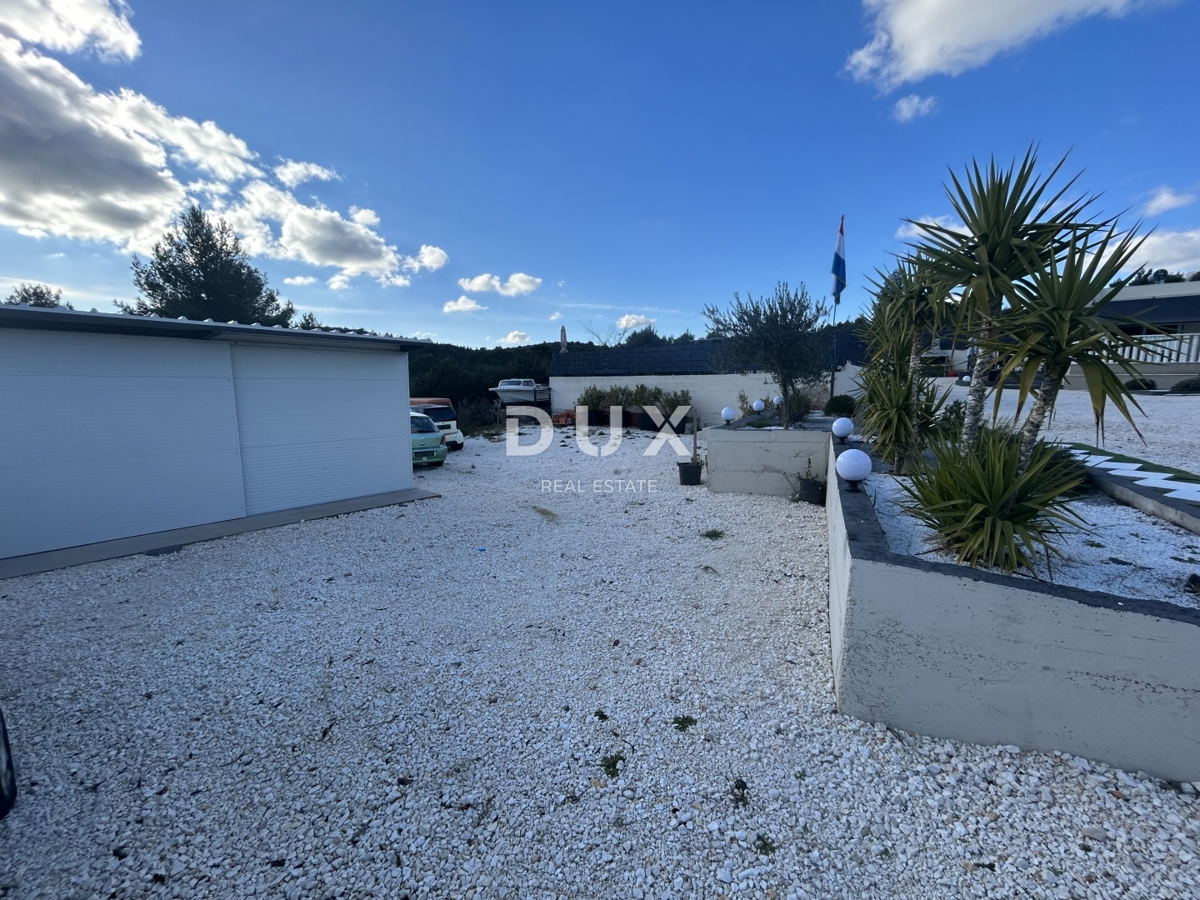 ŠIBENIK, BILICE – Terreno edificabile con piscina, 500m²