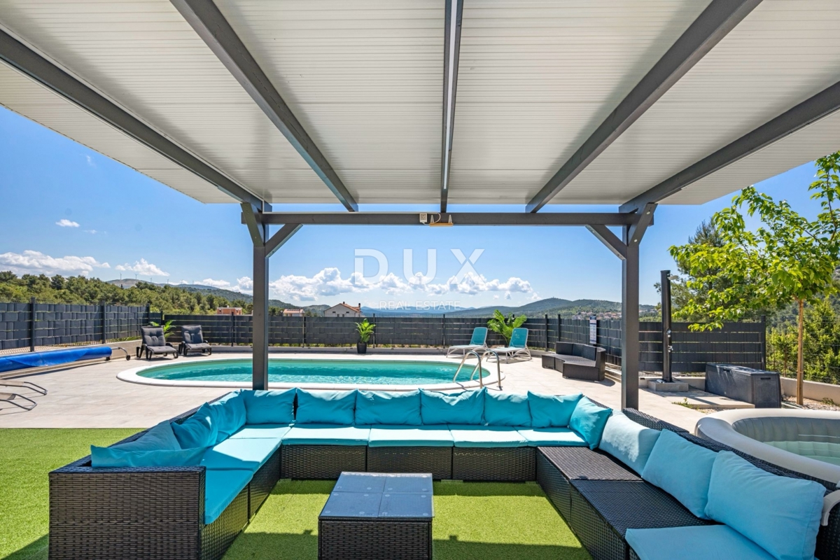 ŠIBENIK, BILICE – Terreno edificabile con piscina, 500m²