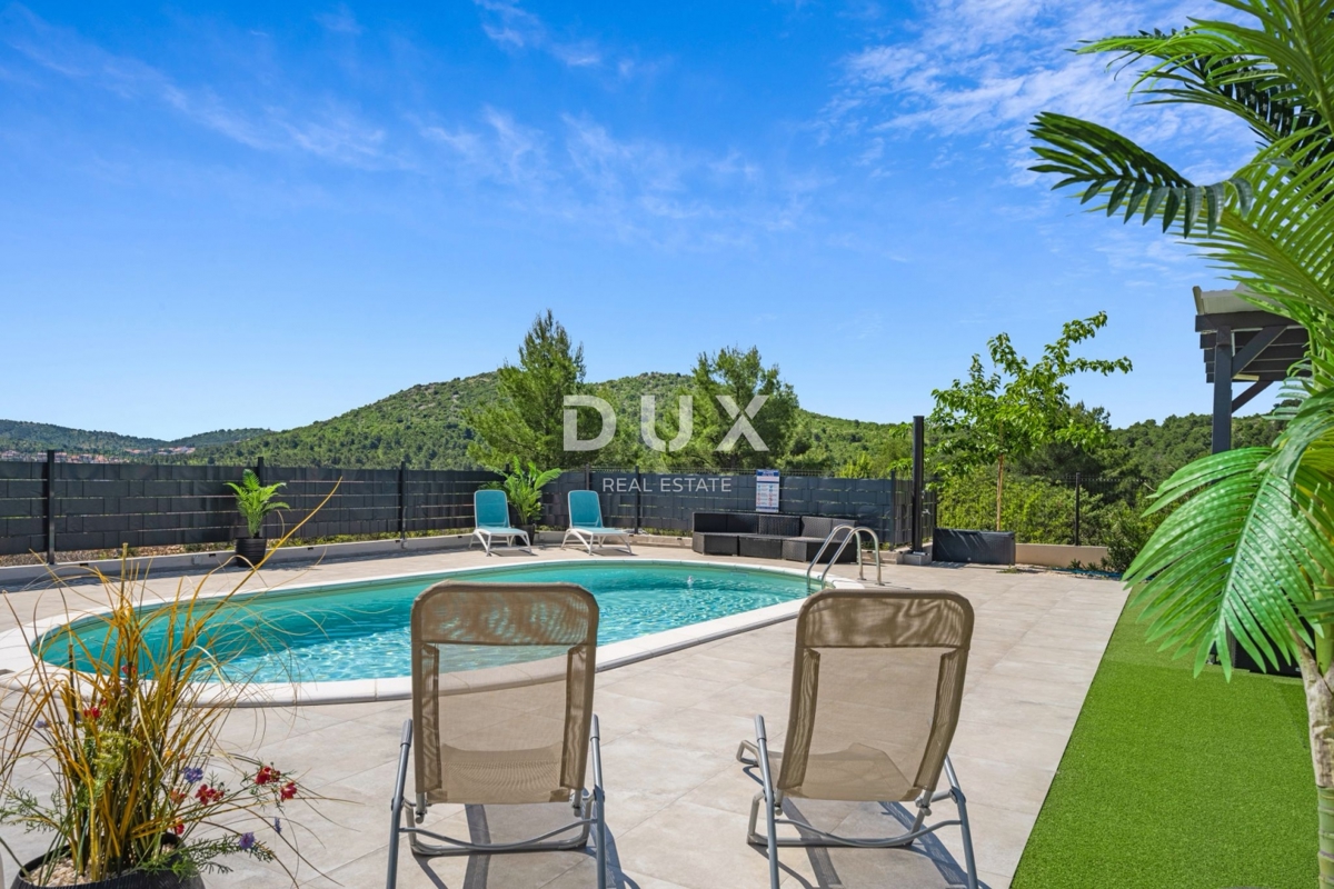 ŠIBENIK, BILICE – Terreno edificabile con piscina, 500m²