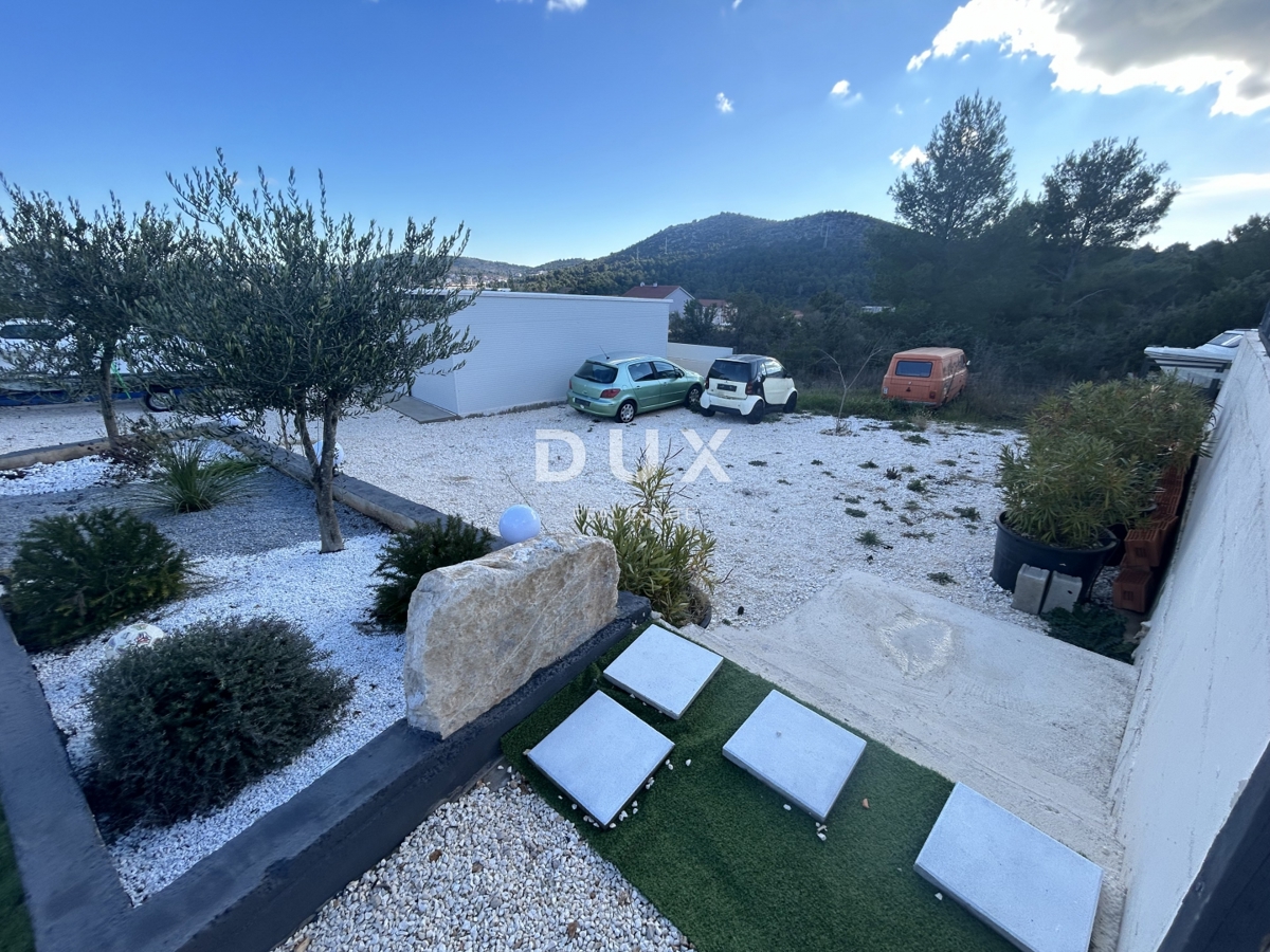 ŠIBENIK, BILICE – Terreno edificabile con piscina, 500m²