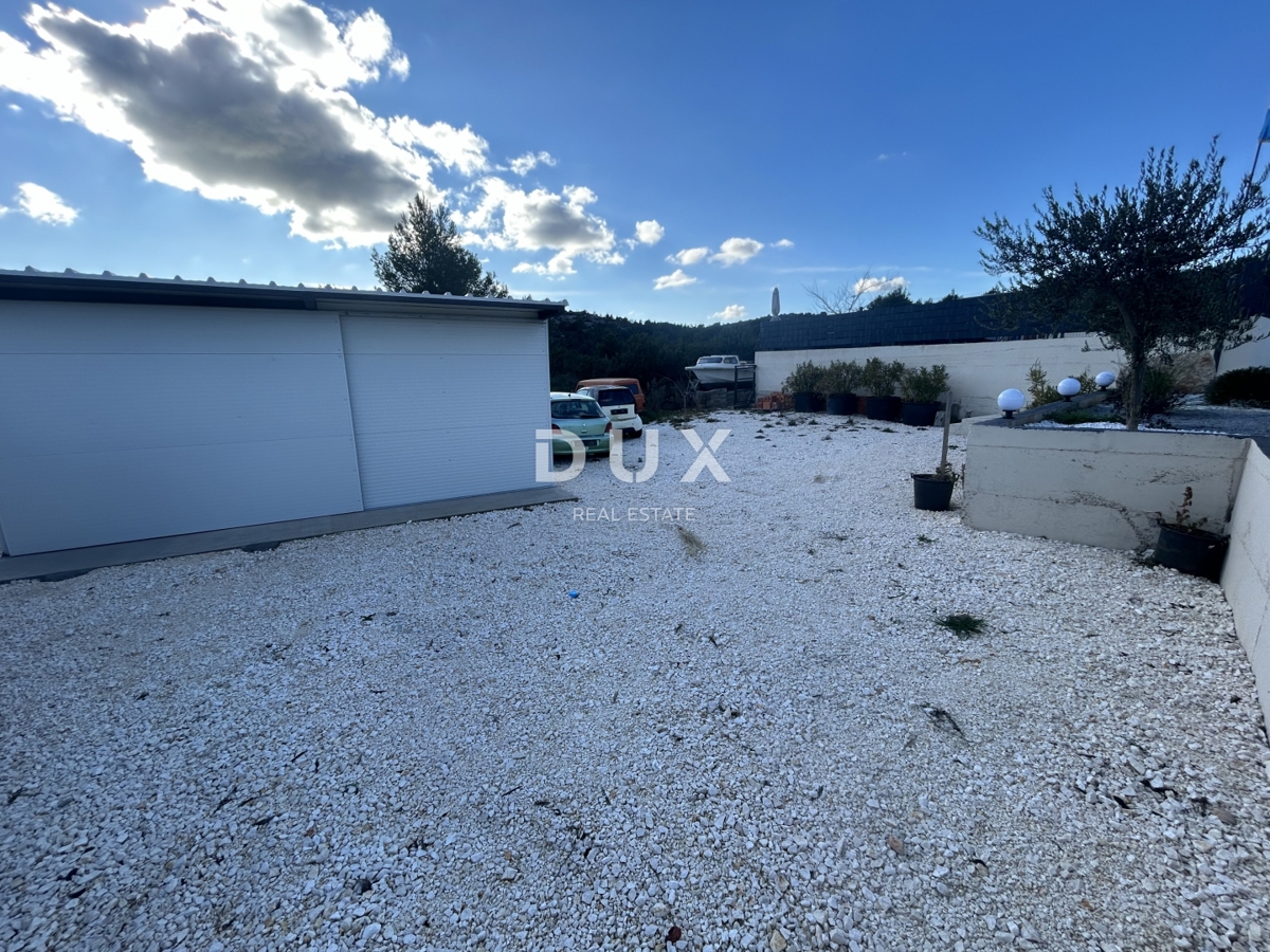 ŠIBENIK, BILICE – Terreno edificabile con piscina, 500m²