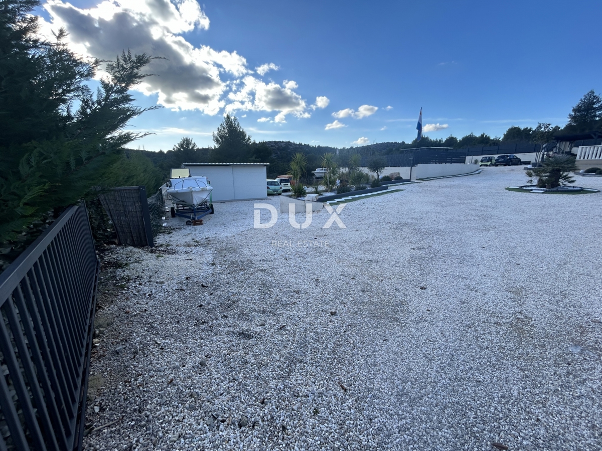 ŠIBENIK, BILICE – Terreno edificabile con piscina, 500m²