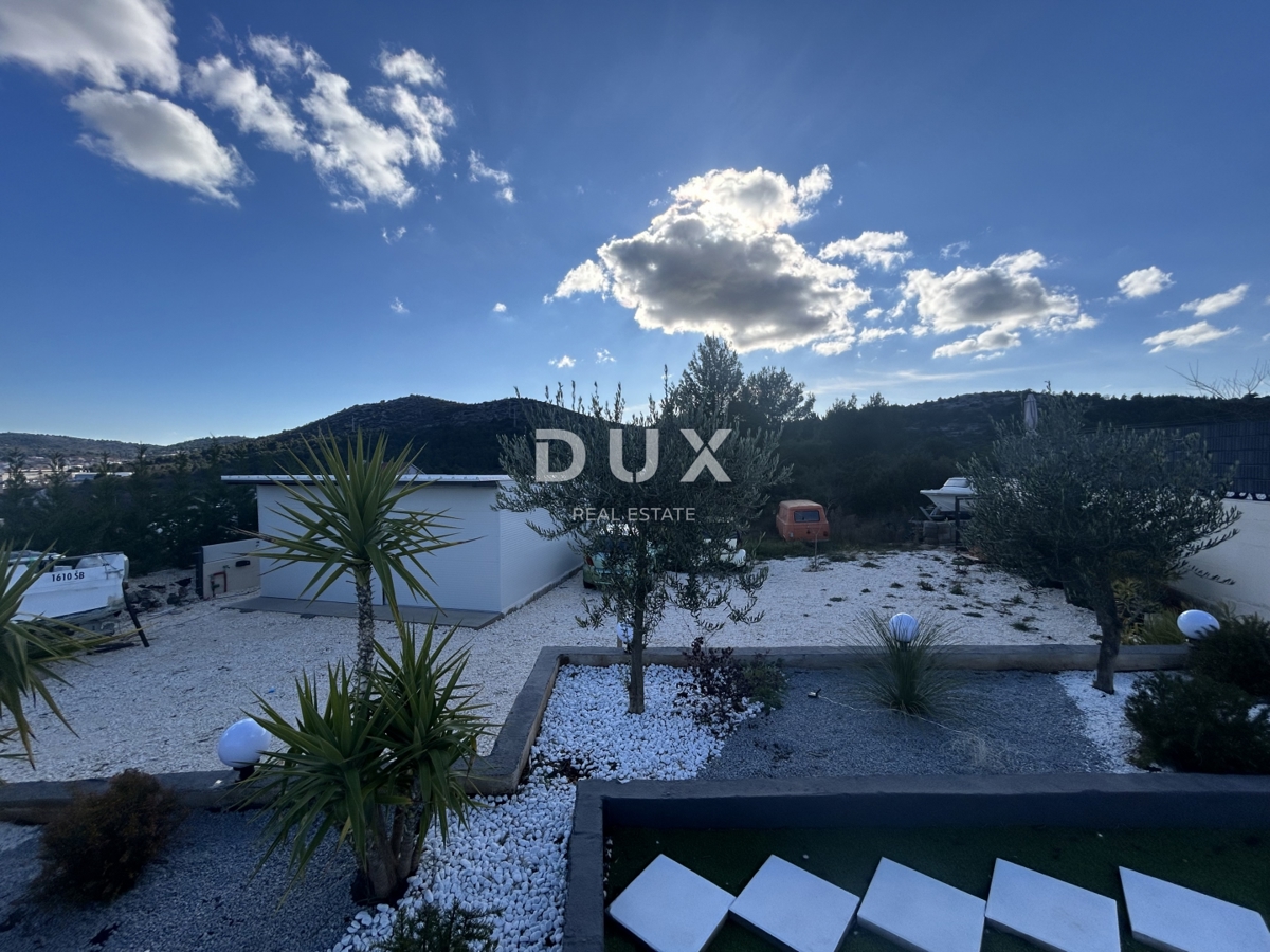 ŠIBENIK, BILICE – Terreno edificabile con piscina, 500m²