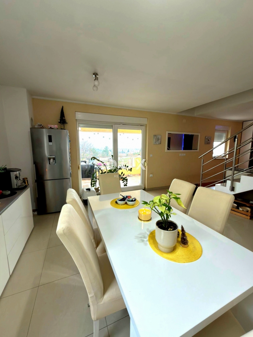 POLA, ŠIJANA - 3 camere da letto + bagno e un appartamento familiare su due piani in una posizione ricercata