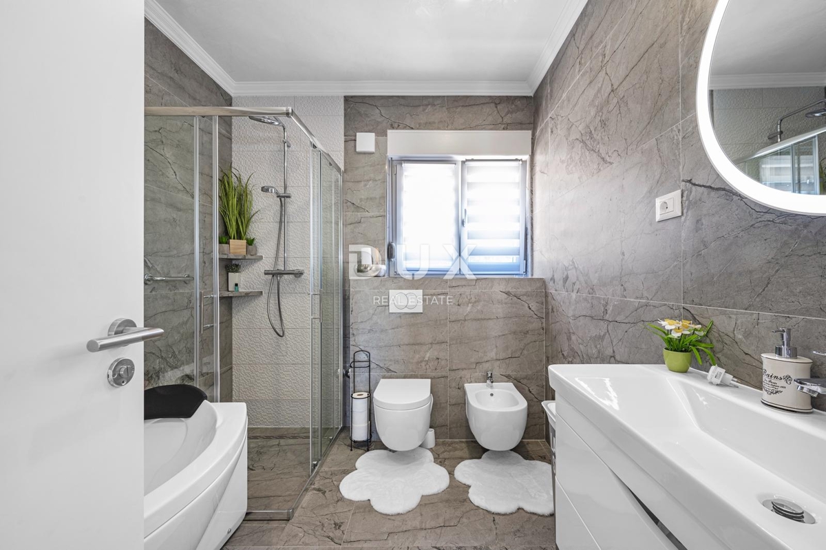 ŠIBENIK, BILICE – Casa moderna con 2 terrazze e giardino paesaggistico