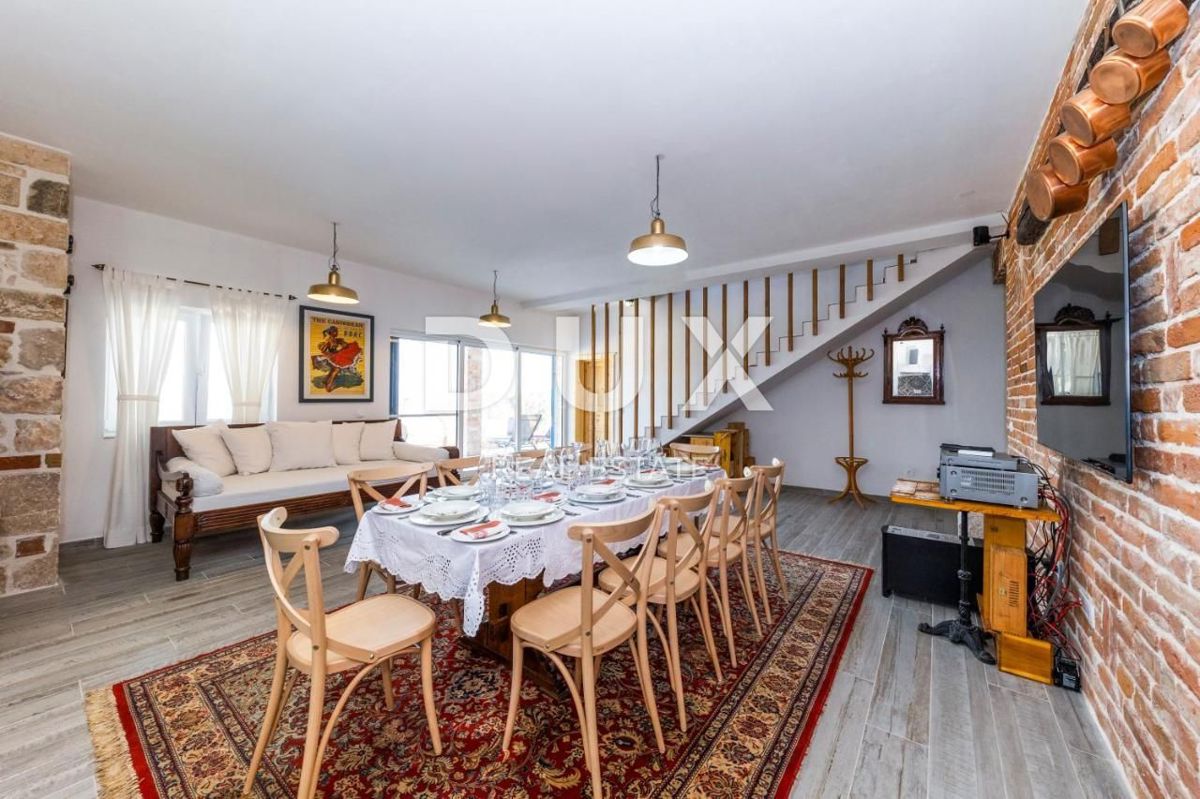 ISOLA DI PAŠMAN, ŽDRELAC - Lussuosa villa in pietra con piscina sul mare