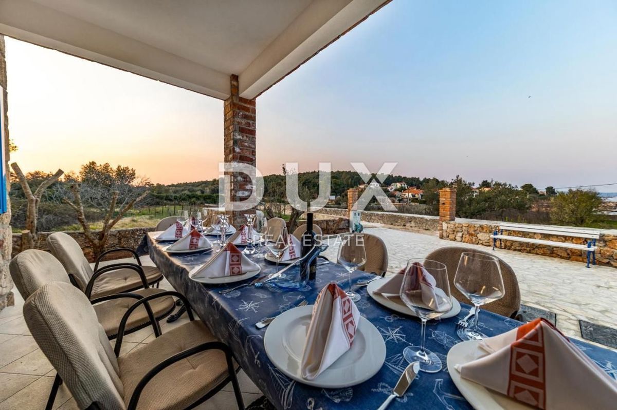 ISOLA DI PAŠMAN, ŽDRELAC - Lussuosa villa in pietra con piscina sul mare
