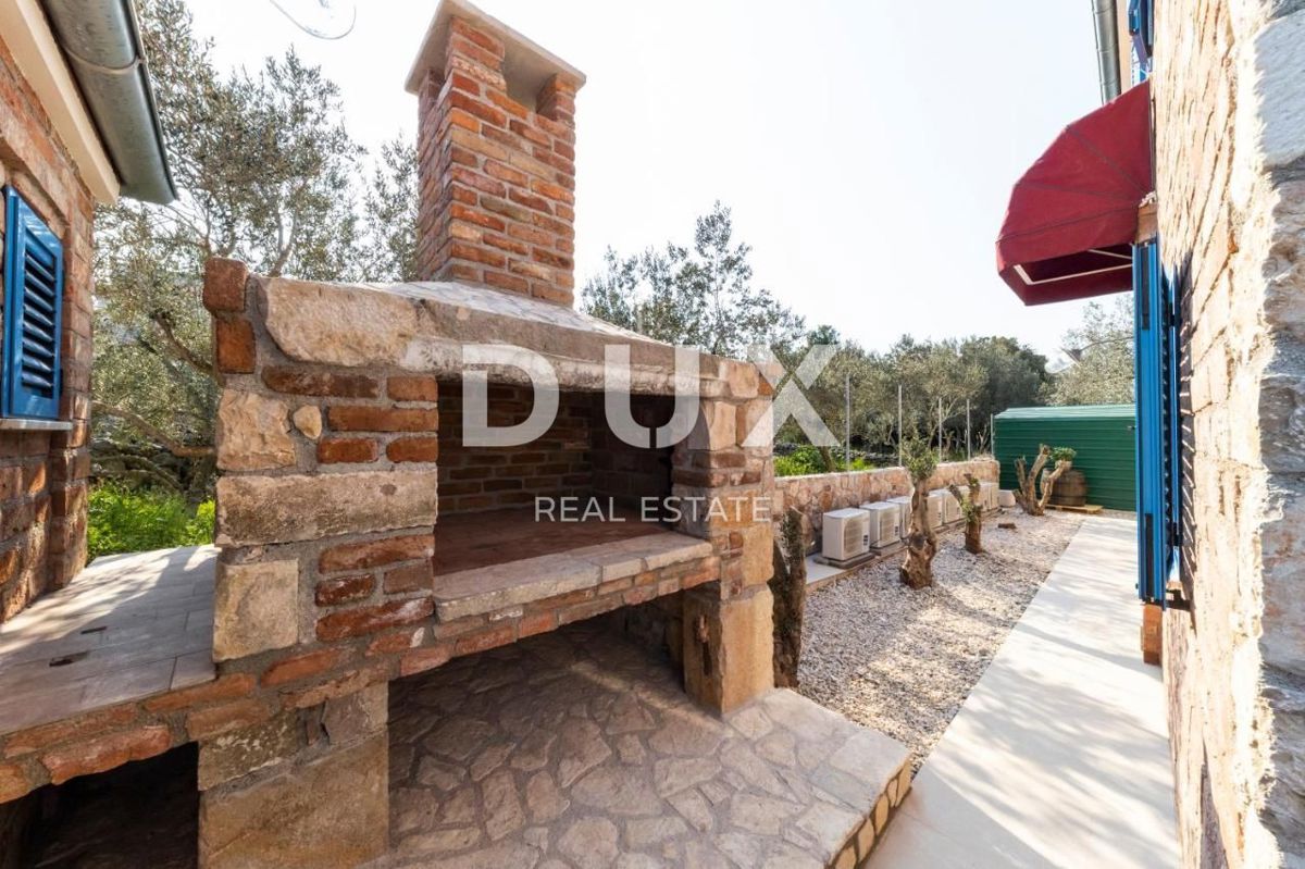 ISOLA DI PAŠMAN, ŽDRELAC - Lussuosa villa in pietra con piscina sul mare