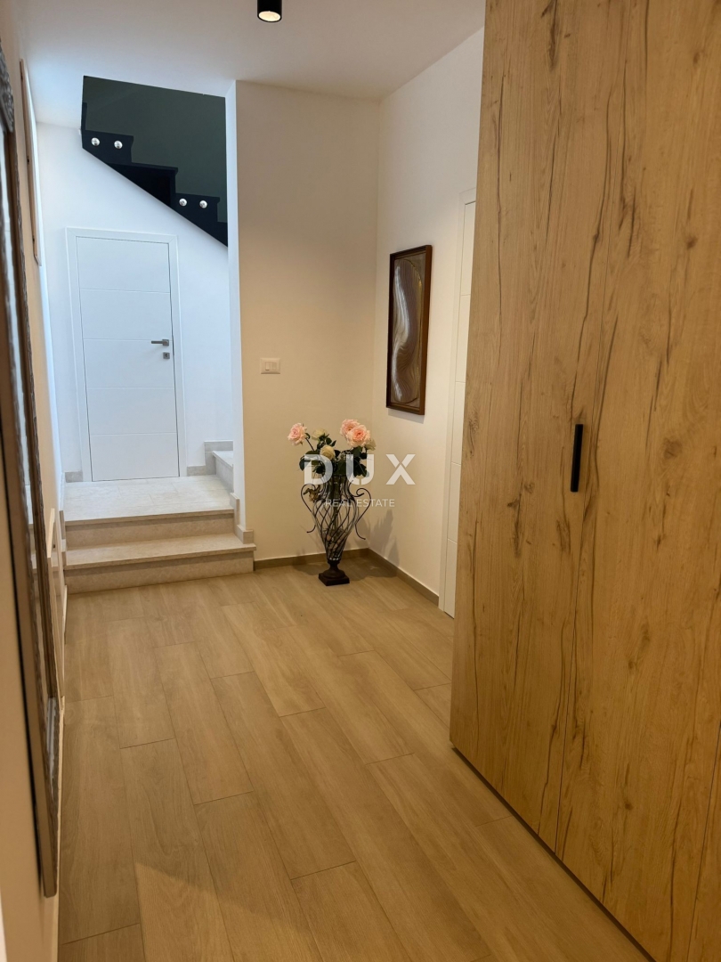 ISTRIA, POREČ - Casa bifamiliare moderna con piscina vicino a Parenzo