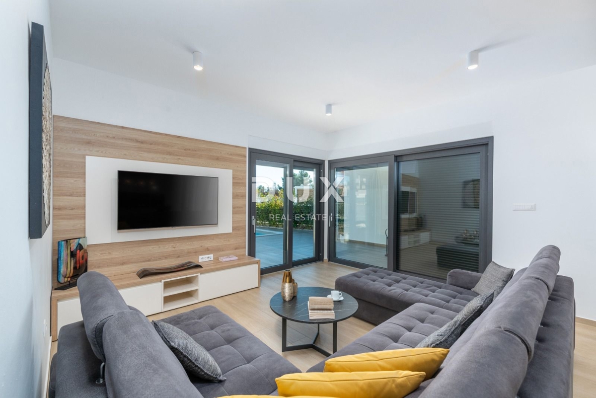 ISTRIA, POREČ - Casa bifamiliare moderna con piscina vicino a Parenzo