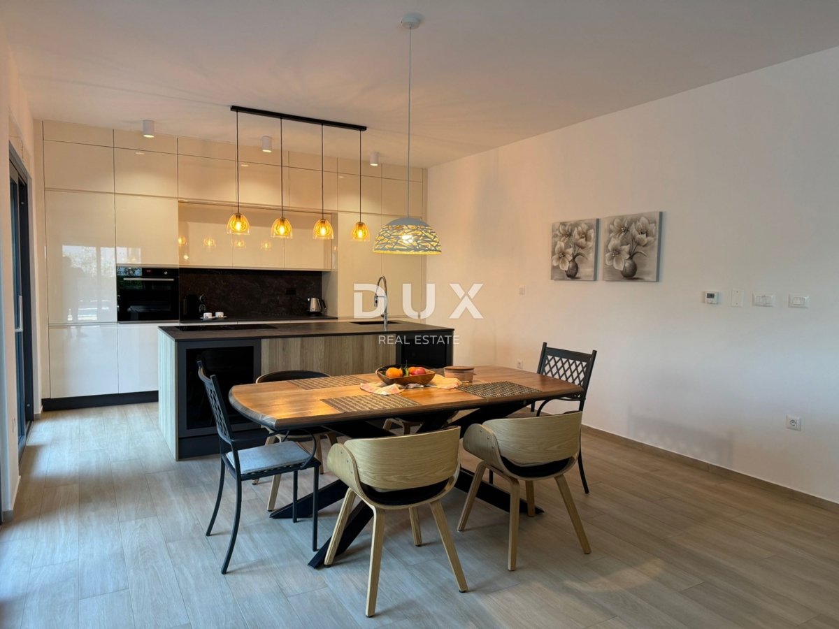 ISTRIA, POREČ - Casa bifamiliare moderna con piscina vicino a Parenzo