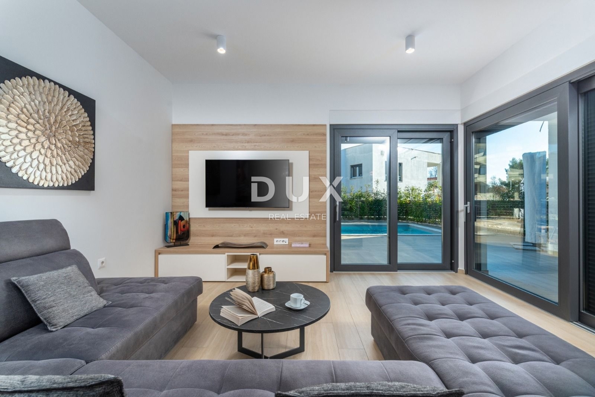 ISTRIA, POREČ - Casa bifamiliare moderna con piscina vicino a Parenzo