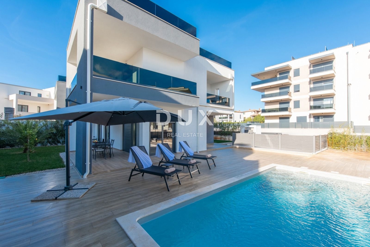 ISTRIA, POREČ - Casa bifamiliare moderna con piscina vicino a Parenzo