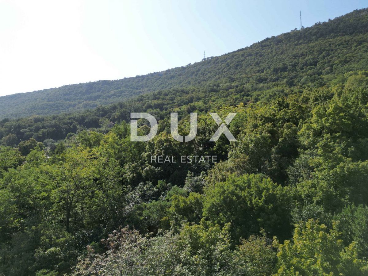 BAKAR, CENTRO - terreno edificabile nel cuore di Bakar, 2.600 m2 con vista mare, ideale per la costruzione di un edificio residenziale - appartamenti / casa unifamiliare / villa! UN'OCCASIONE IMPERDIBILE!