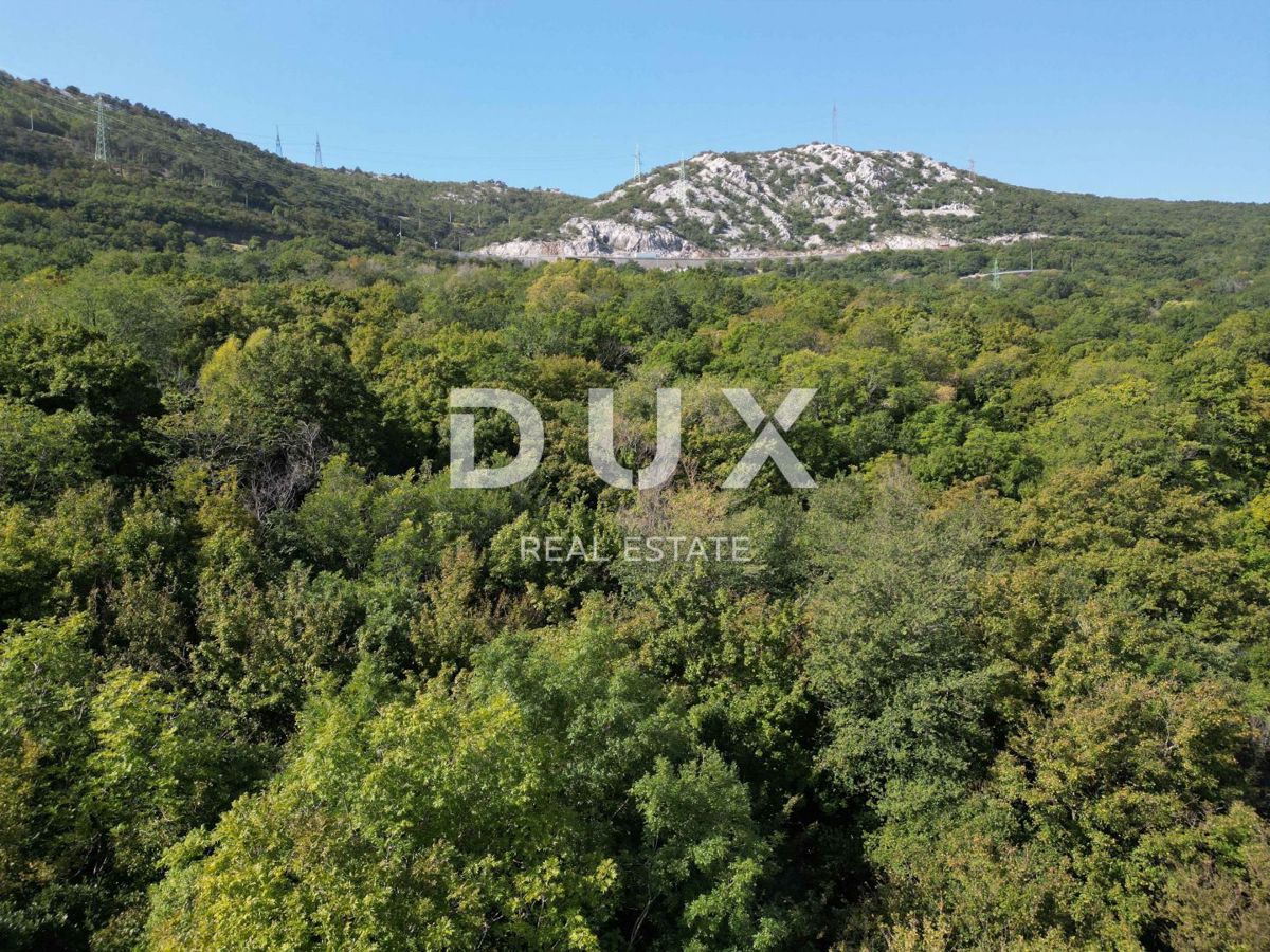 BAKAR, CENTRO - terreno edificabile nel cuore di Bakar, 2.600 m2 con vista mare, ideale per la costruzione di un edificio residenziale - appartamenti / casa unifamiliare / villa! UN'OCCASIONE IMPERDIBILE!