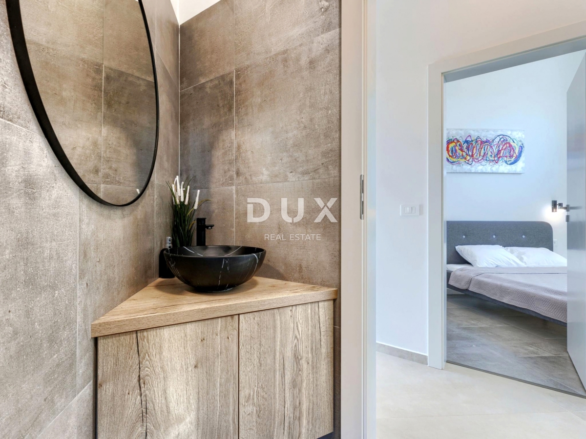 ISTRIA, NOVIGRAD - Casa di design con piscina e vista mare