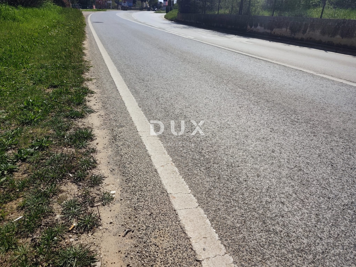 ISTRIA, BANJOLE - Terreno a destinazione commerciale adiacente a una strada trafficata
