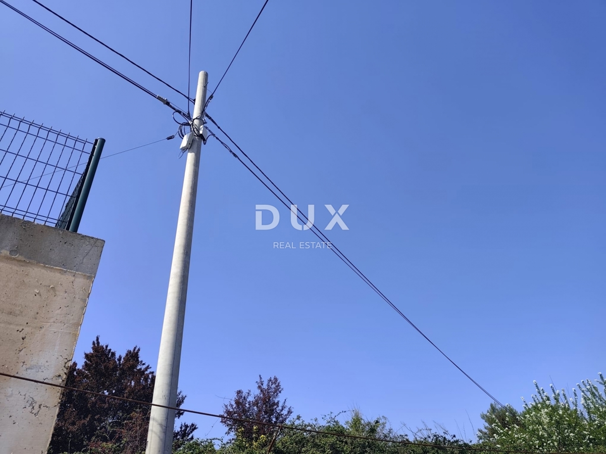 ISTRIA, BANJOLE - Terreno a destinazione commerciale adiacente a una strada trafficata