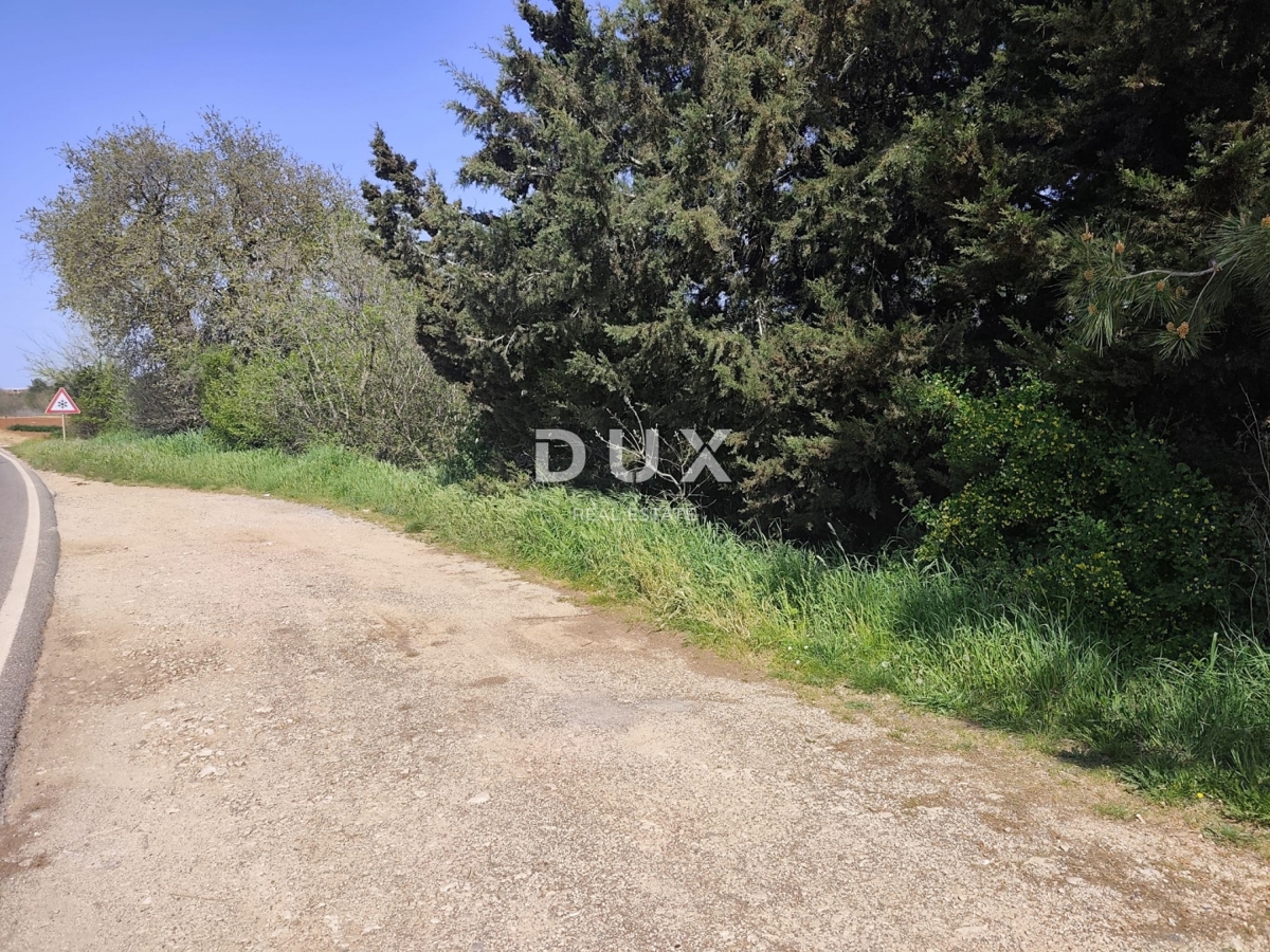 ISTRIA, BANJOLE - Terreno a destinazione commerciale adiacente a una strada trafficata