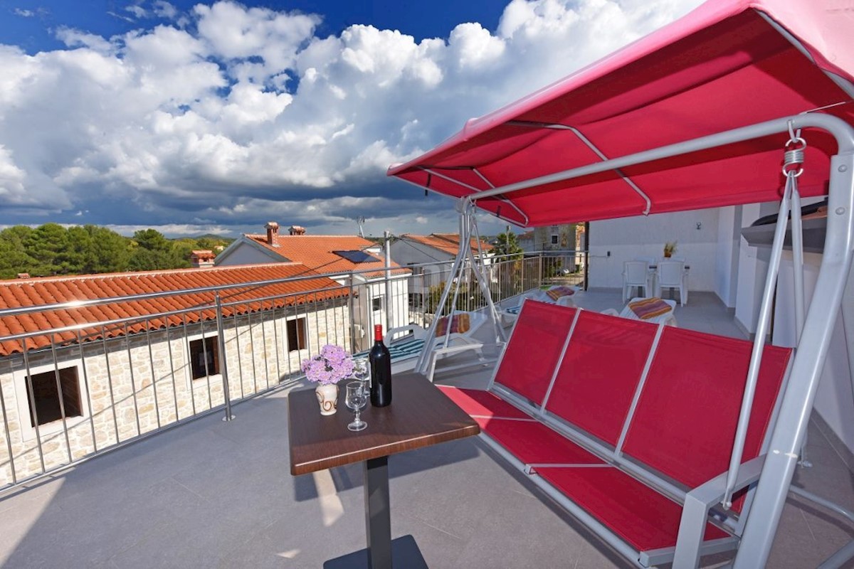 ISTRIA, POREČ - Palazzina con vista mare