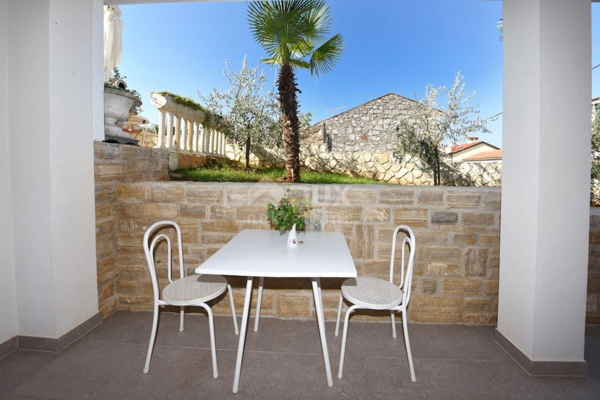 ISTRIA, POREČ - Palazzina con vista mare