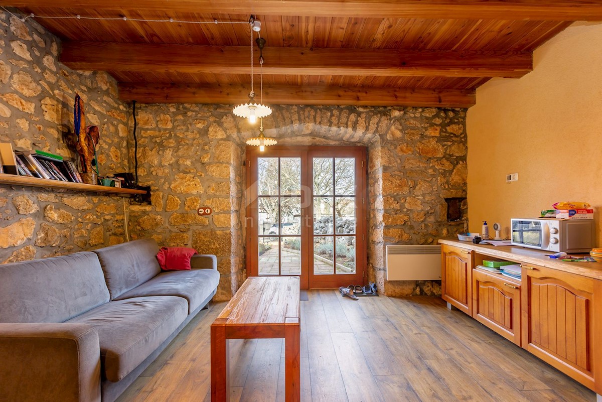 ISOLA DI KRK, zona di Malinska - Casa in pietra indigena ristrutturata con vista mare