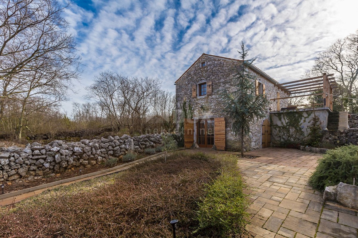 ISOLA DI KRK, zona di Malinska - Casa in pietra indigena ristrutturata con vista mare