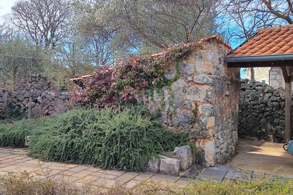 ISOLA DI KRK, zona di Malinska - Casa in pietra indigena ristrutturata con vista mare