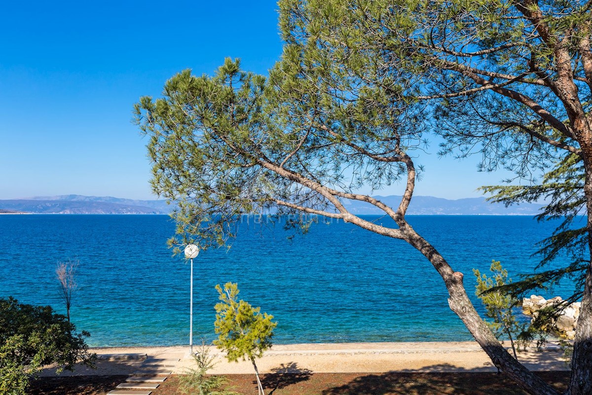 ISOLA DI KRK, MALINSKA - appartamento prima fila dal mare