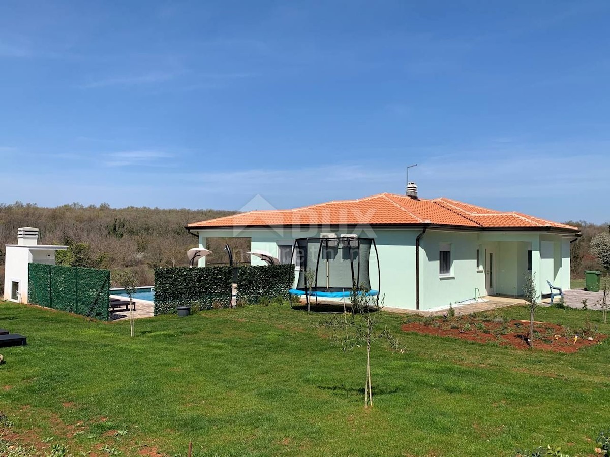 ISTRIA, UMAG - Casa al piano terra con piscina in posizione tranquilla