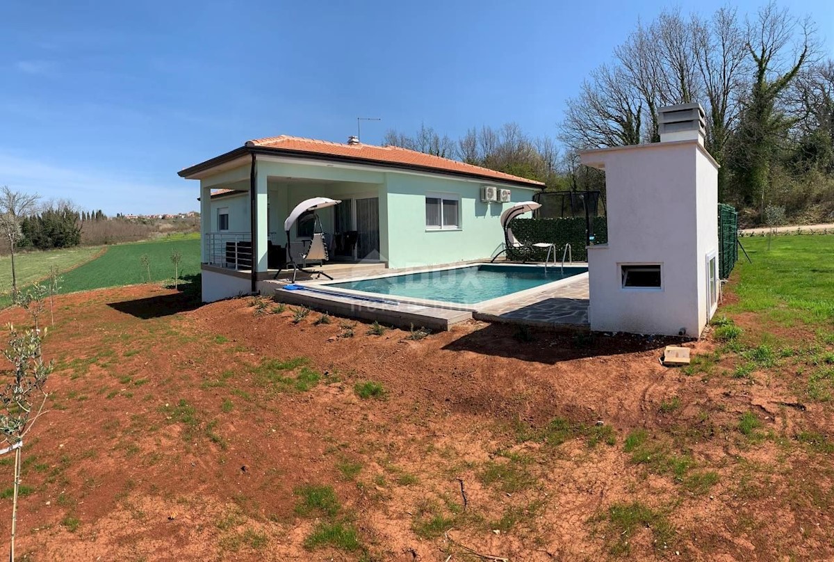 ISTRIA, UMAG - Casa al piano terra con piscina in posizione tranquilla