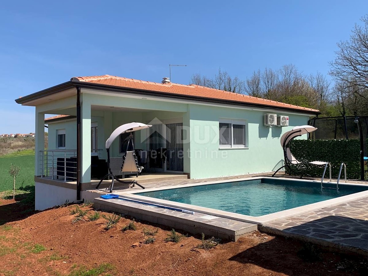 ISTRIA, UMAG - Casa al piano terra con piscina in posizione tranquilla