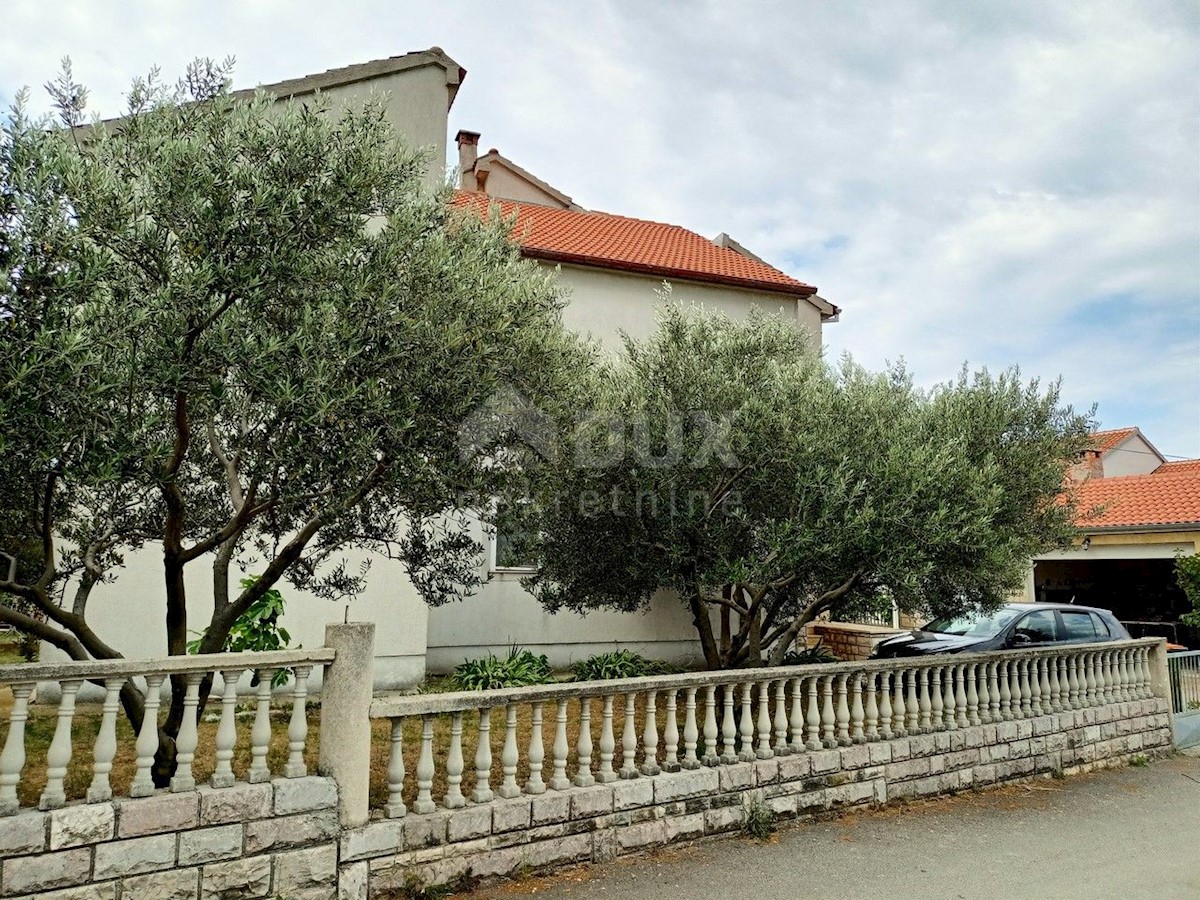 ZADAR, PLOČE - Ampio edificio a più piani con vista mare