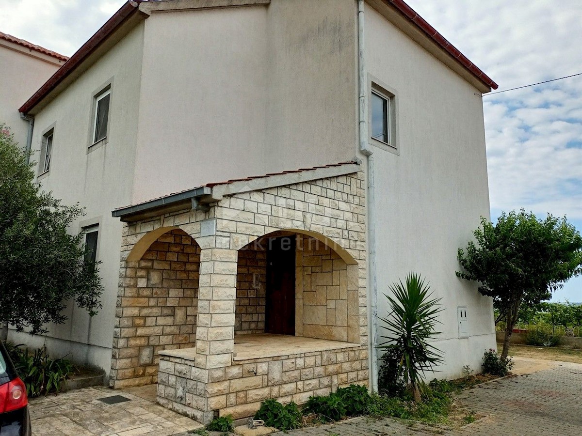 ZADAR, PLOČE - Ampio edificio a più piani con vista mare