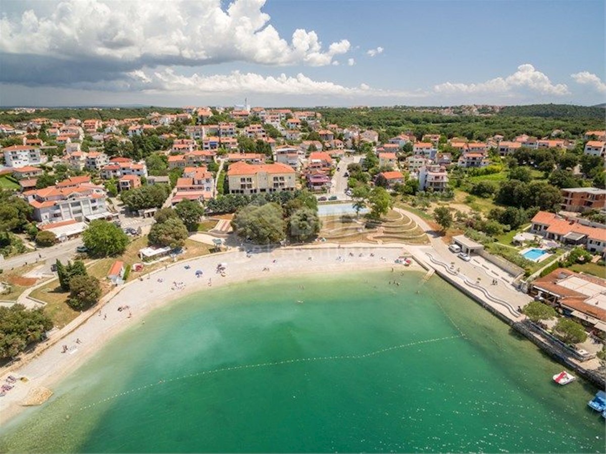 ISTRIA, PJEŠČANA UVALA - Palazzina su tre piani, a 250 m dal mare!