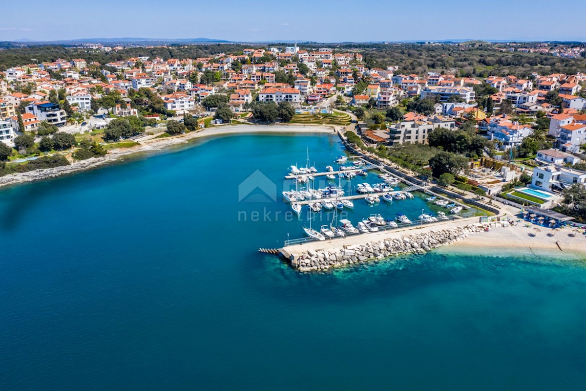 ISTRIA, PJEŠČANA UVALA - Palazzina su tre piani, a 250 m dal mare!