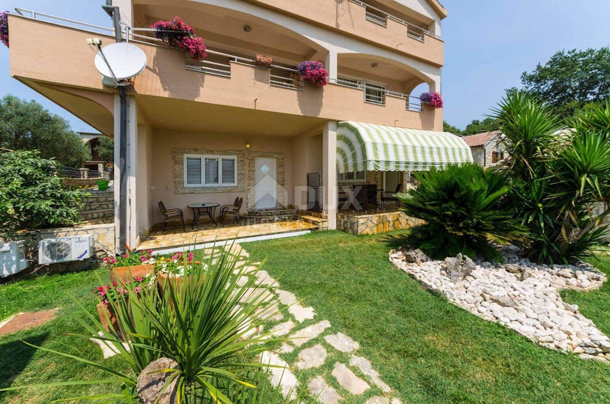 ZADAR, POSEDARJE - Bella casa a più piani e dependance in pietra con piscina