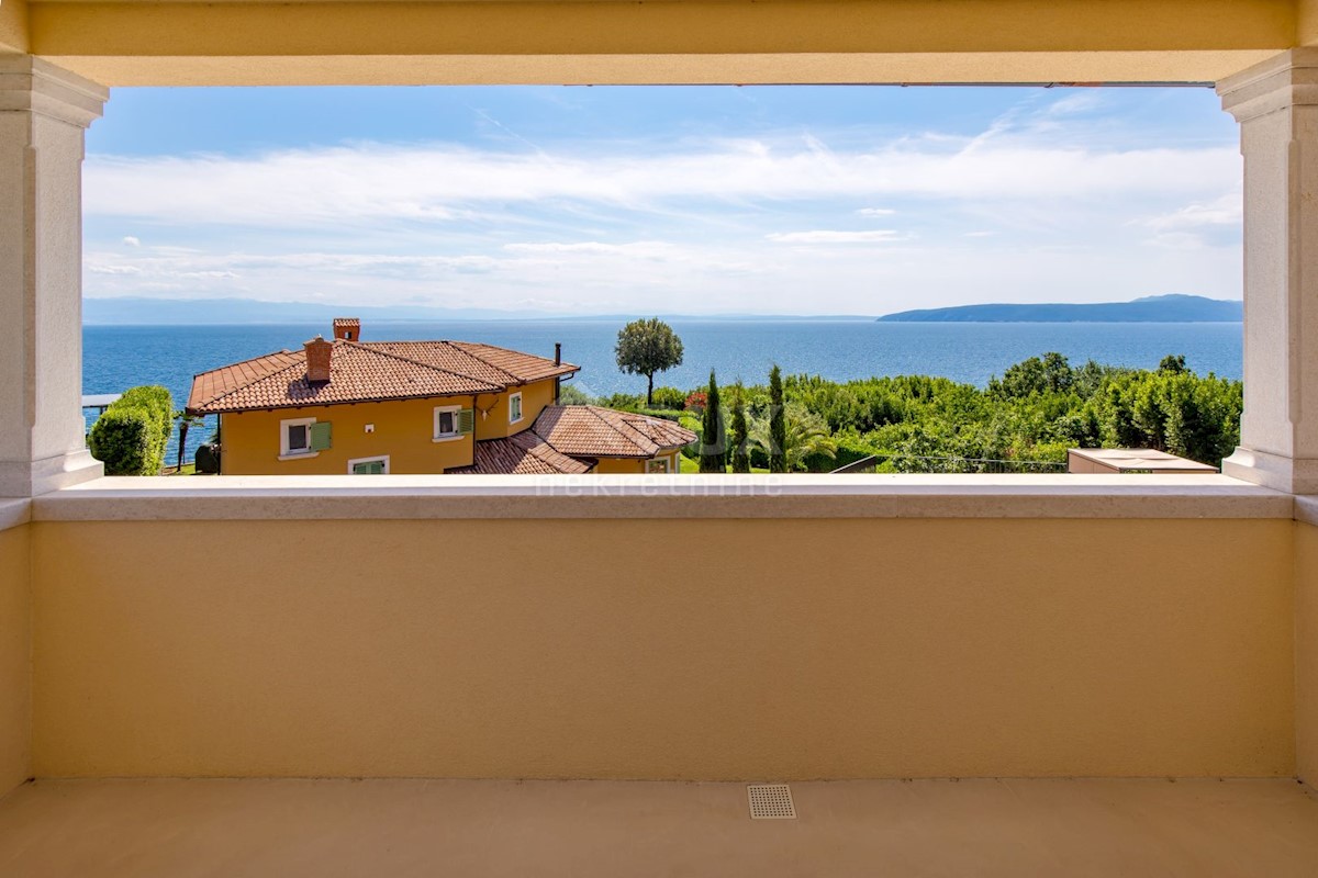 OPATIJA RIVIERA - villa mediterranea di nuova costruzione su una scogliera, prima fila al mare