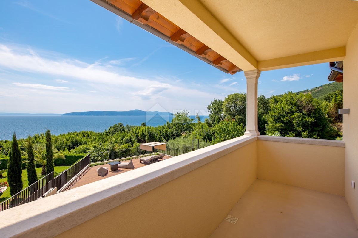 OPATIJA RIVIERA - villa mediterranea di nuova costruzione su una scogliera, prima fila al mare