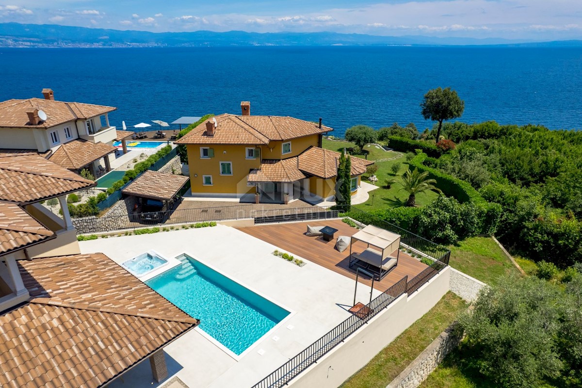 OPATIJA RIVIERA - villa mediterranea di nuova costruzione su una scogliera, prima fila al mare