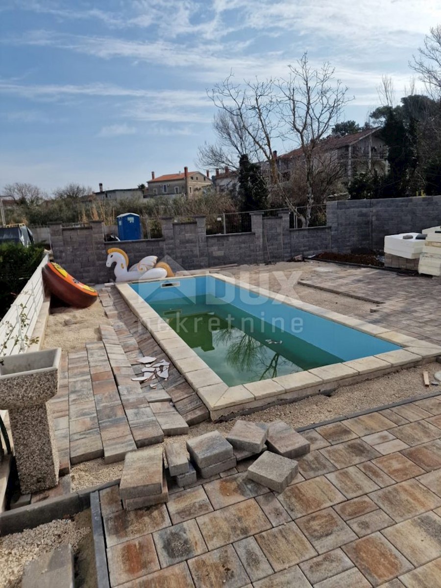 ISTRIA, POREČ - Nuova casa bifamiliare con piscina a 400m dal mare